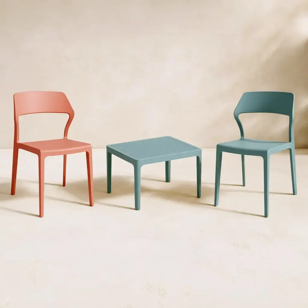 Conjunto de sillas y mesa auxiliar con líneas rectas y patas finas - rosa/verde